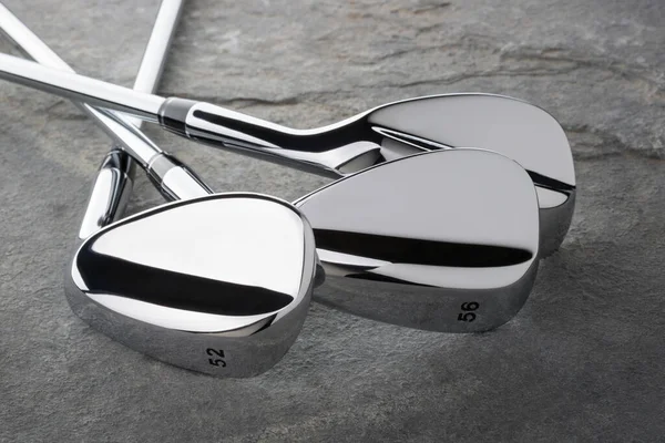 Chrome Golf Club Wedge Iron Set Superfície Rocha — Fotografia de Stock