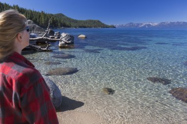 lake tahoe güzel kıyı arayan kadın.