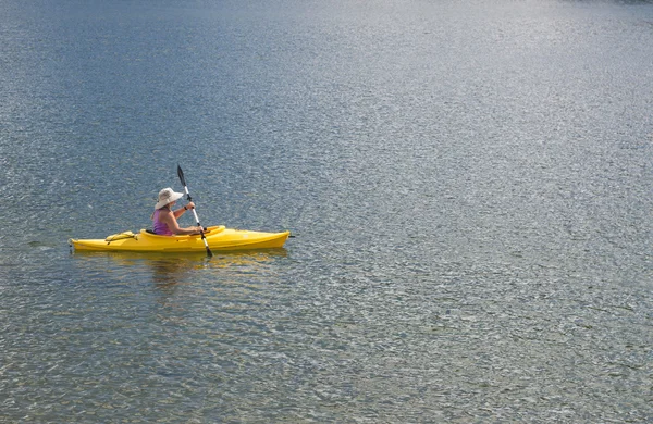 Kajakfahrerin auf schönem Bergsee. — Stockfoto