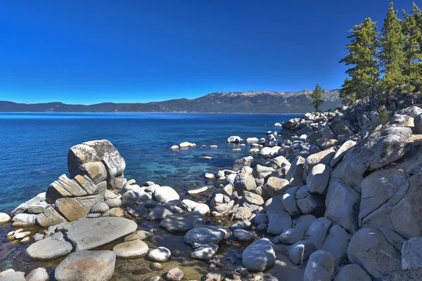 Schönes Ufer des Tahoe-Sees — Stockfoto