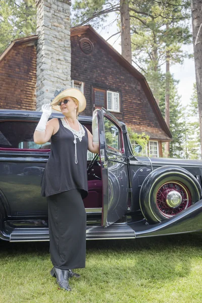 Donna attraente negli anni Venti vestito vicino all'automobile antica — Foto Stock