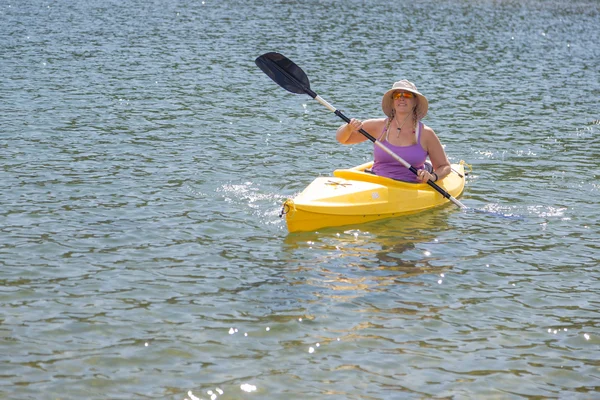 Kajakfahrerin auf schönem Bergsee. — Stockfoto