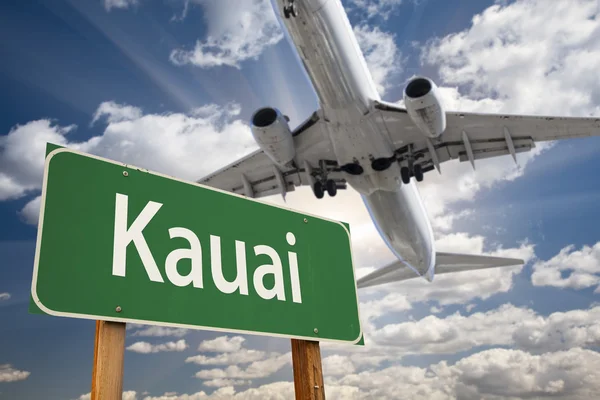 Señal de carretera verde Kauai y avión por encima —  Fotos de Stock