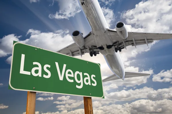 Las Vegas sinal de estrada verde e avião acima — Fotografia de Stock