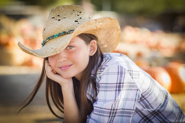 Vrij preteen meisje portret op de pompoen patch — Stockfoto