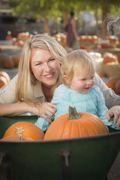 Giovane madre e figlia gode la zucca Patch — Foto Stock