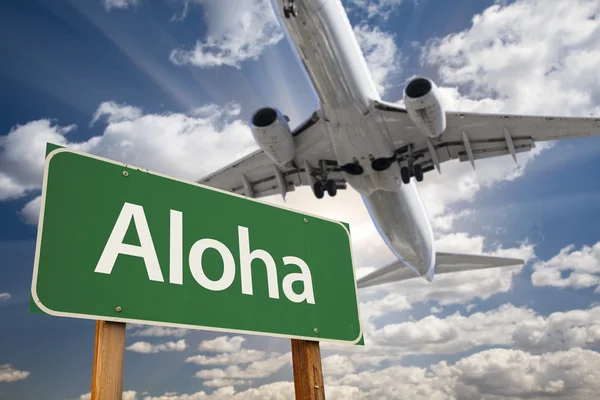 Aloha groene verkeersbord en vliegtuig hierboven — Stockfoto