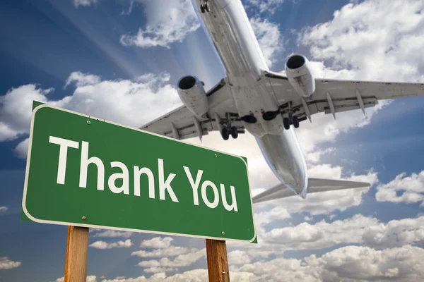 Děkujeme vám, zelené dopravní značkou a letadlo nad — Stock fotografie