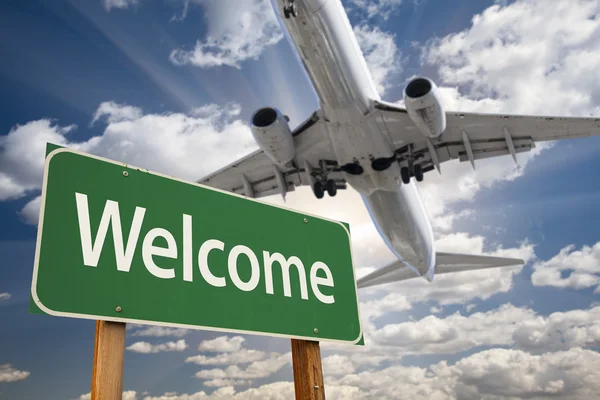 Welcome Green Road Sign and Airplane Above — Stock Photo, Image