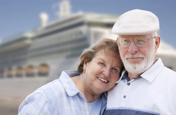 Casal sênior na costa na frente do navio de cruzeiro — Fotografia de Stock