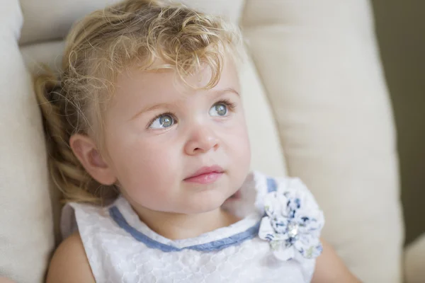 Ładny blond włosy i niebieskie oczach dziewczynka w fotelu — Zdjęcie stockowe