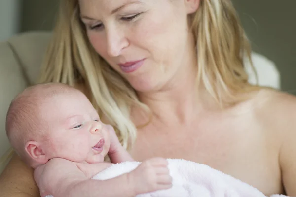 Jonge mooie moeder houden haar kostbare pasgeboren baby girl — Stockfoto