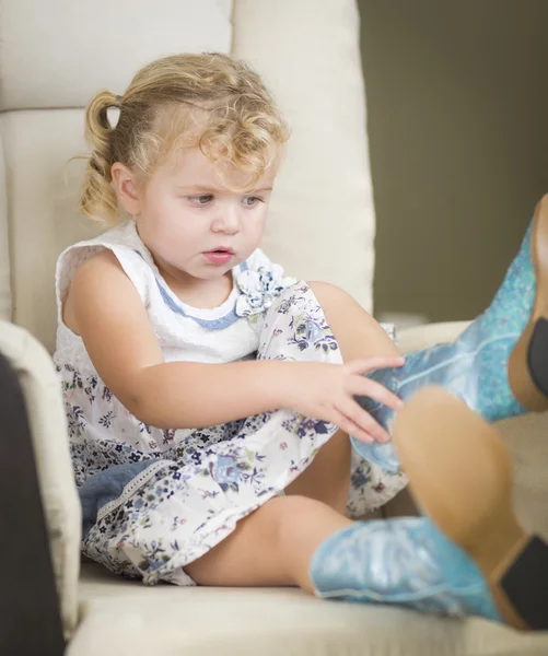 Loira Cabelo Azul Olho Menina colocando em botas de cowboy — Fotografia de Stock