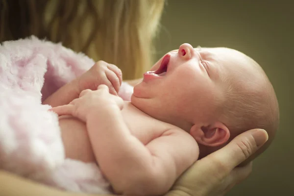 Ręce trzymając jej dziewczyna noworodek matki — Zdjęcie stockowe