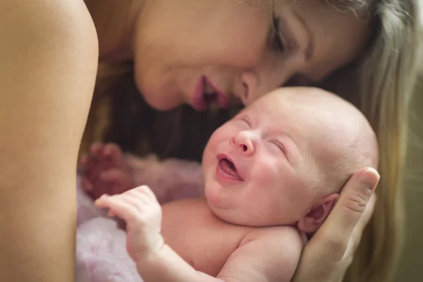 Jovem bela mãe segurando seu bebê recém-nascido precioso menina — Fotografia de Stock