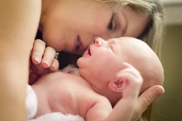 Молодая красивая мать держит свою драгоценную новорожденную девочку — стоковое фото
