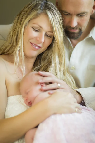 Casal jovem bonito segurando seu bebê recém-nascido menina — Fotografia de Stock