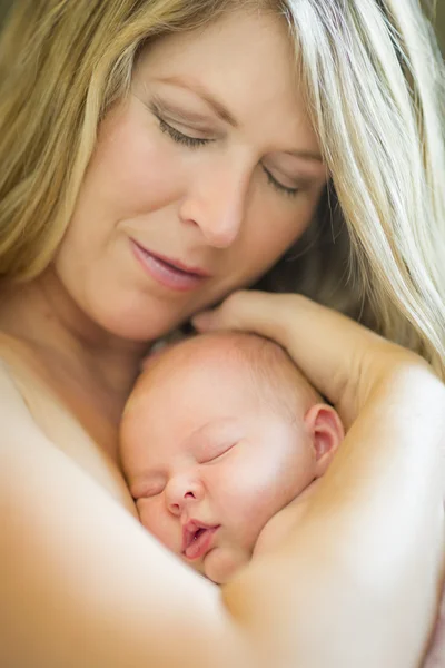 Jovem bela mãe segurando seu bebê recém-nascido precioso menina — Fotografia de Stock