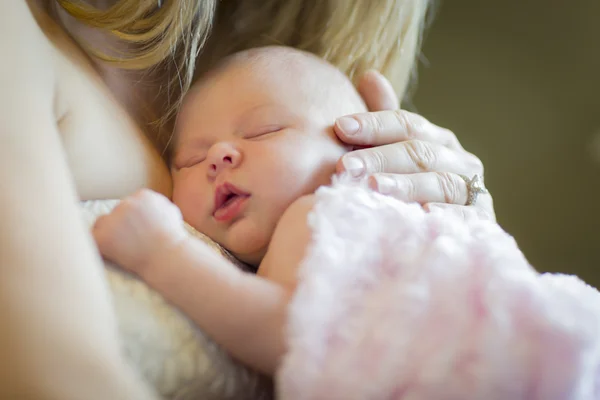 Ręce trzymając jej dziewczyna noworodek matki — Zdjęcie stockowe