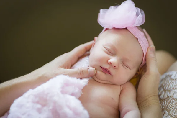 Hände der Mutter, die ihr neugeborenes Mädchen hält — Stockfoto