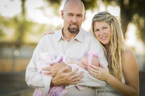 Casal jovem bonito segurando seu bebê recém-nascido menina — Fotografia de Stock