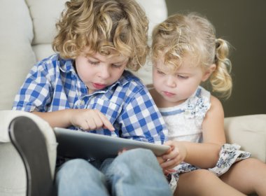 ve genç erkek kardeşim onların bilgisayar tablet birlikte kullanma