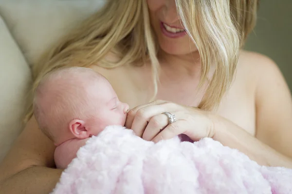 Junge schöne Mutter hält ihr wertvolles neugeborenes Mädchen — Stockfoto