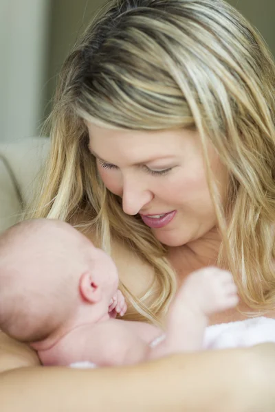 Jonge mooie moeder houden haar kostbare pasgeboren baby girl — Stockfoto