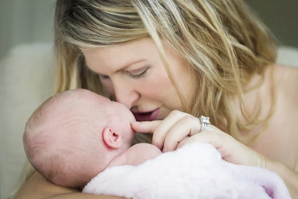 Jovem bela mãe segurando seu bebê recém-nascido precioso menina — Fotografia de Stock