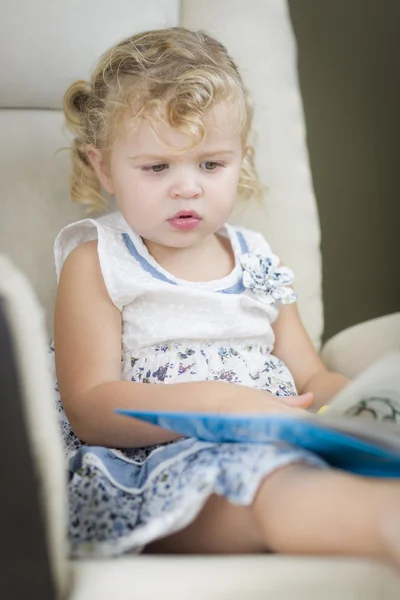 Bionda dai capelli blu occhi bambina leggendo il suo libro — Foto Stock