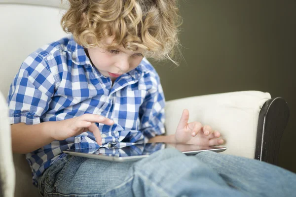 Joven chico rubio usando su tableta de computadora — Foto de Stock