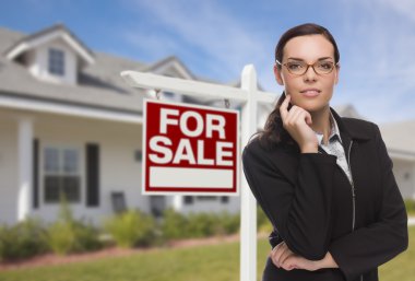 Genç kadının önünde ev ve satışı işareti