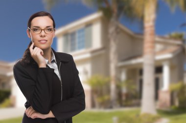 Karışık ırk kadın konut evin önünde