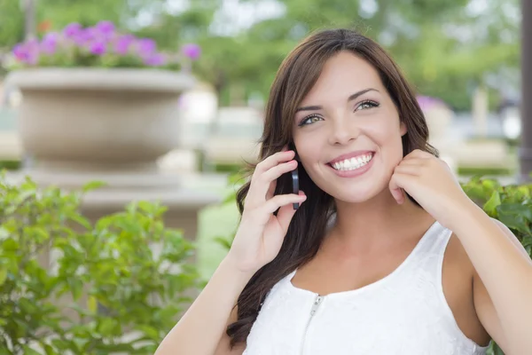 Giovane donna adulta che parla sul telefono cellulare all'aperto sul banco — Foto Stock