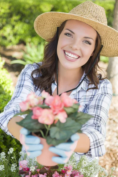 Mujer joven adulta usando sombrero jardinería al aire libre —  Fotos de Stock