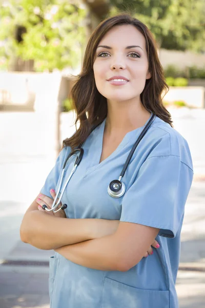 Stolze junge erwachsene Ärztin oder Krankenschwester Porträt draußen — Stockfoto