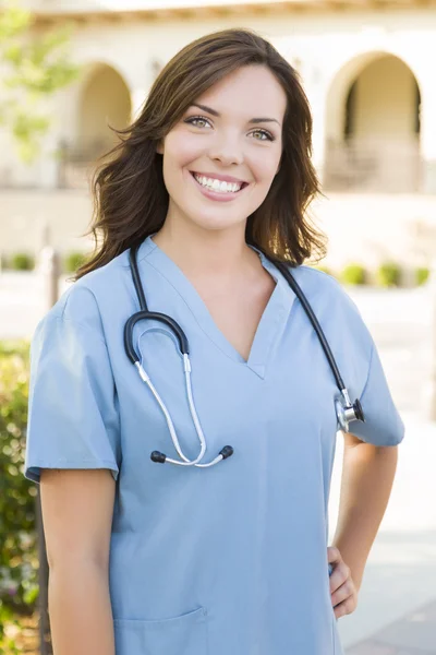 Orgullosa mujer adulta joven médico o enfermera retrato fuera — Foto de Stock