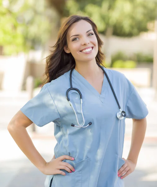 Trots op jonge volwassene vrouw arts of verpleegkundige portret buiten — Stockfoto