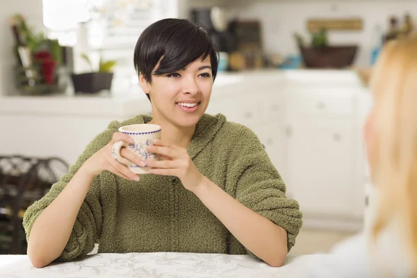 混的血年轻有魅力的女人与朋友社交 — 图库照片