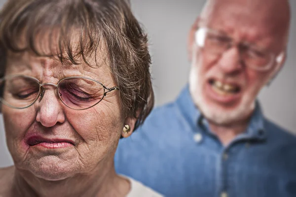 Misshandlade och rädd kvinna med olycksbådande mannen bakom — Stockfoto