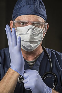 Görünümlü doktor veya hemşire ile koruyucu giyim ve görünüyorum belirlenmesi