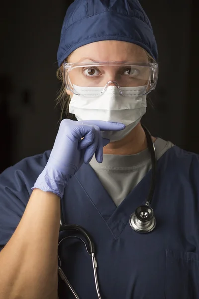Médico o enfermera preocupados usando desgaste facial protector —  Fotos de Stock