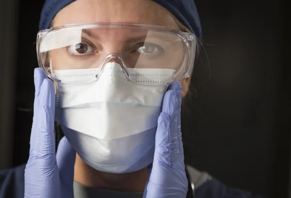 Doctora o enfermera poniéndose un desgaste facial protector —  Fotos de Stock