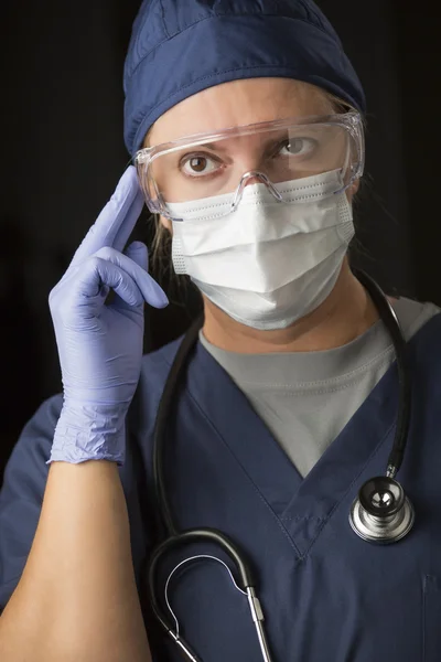 Berörda kvinnliga läkare eller sjuksköterska bär skyddskläder ansiktsbehandling — Stockfoto
