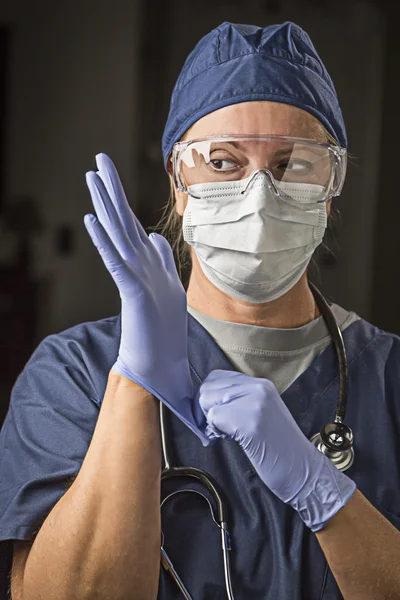 Занепокоєна жінка лікар або медсестра покласти на захисне обличчя ми — стокове фото