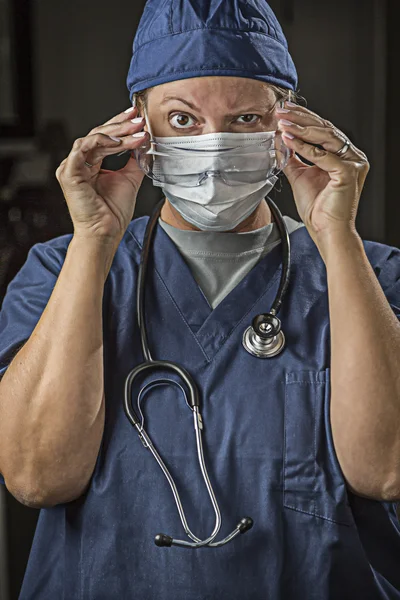 Kobieta lekarz lub pielęgniarka stawianie na twarzy Odzież ochronna — Zdjęcie stockowe