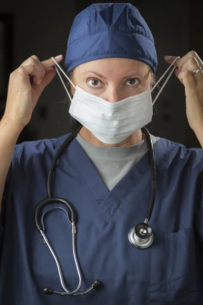Kobieta lekarz lub pielęgniarka stawianie na Maseczka ochronna — Zdjęcie stockowe