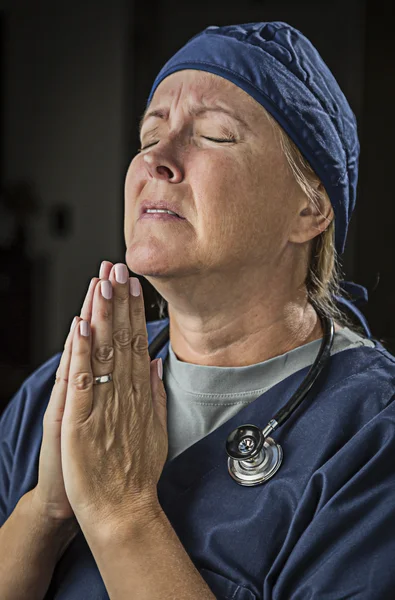 Flehen im Gebet Ärztin oder Krankenschwester — Stockfoto