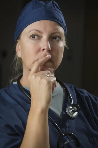 Atractivo retrato de doctora o enfermera — Foto de Stock