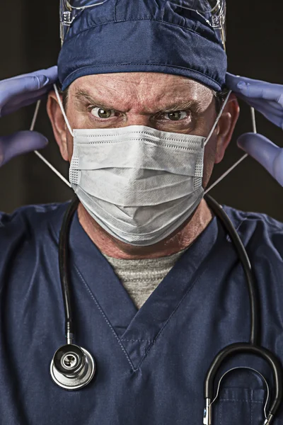 Bepaald uitziende arts of verpleegkundige met beschermende slijtage en Stet — Stockfoto